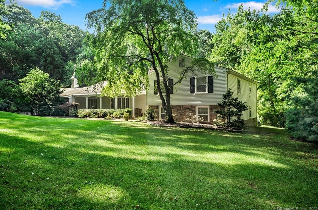 46 Grey Ledge Dr, Guilford, CT 06437-2346
