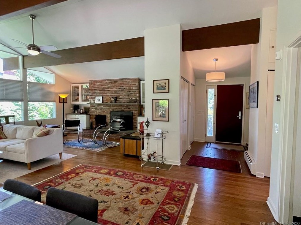 10 Dunbar Rd, Quaker Hill, CT 06375