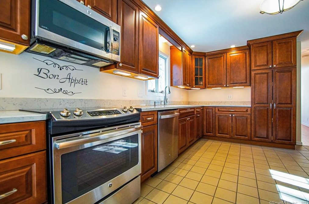 23 Princess Dr, Madison CT  06443-1608 exterior