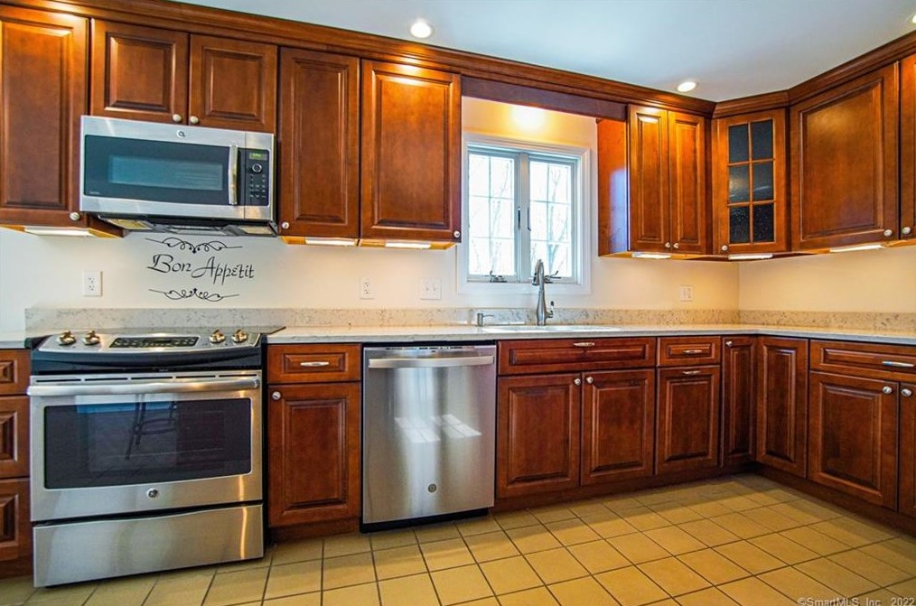 23 Princess Dr, Madison CT  06443-1608 exterior