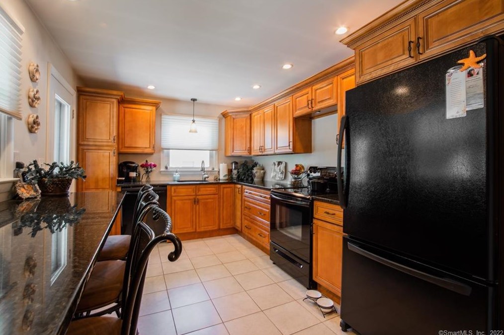 103 Hilltop Ln, New Haven CT 06516-4808 exterior