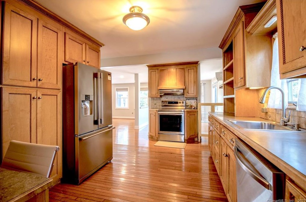 28 Mona Ter, Fairfield CT  06824-6422 exterior