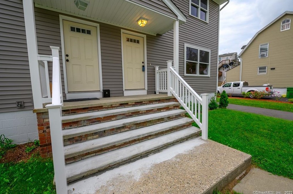 8 Cleveland St, Danbury, CT 06810
