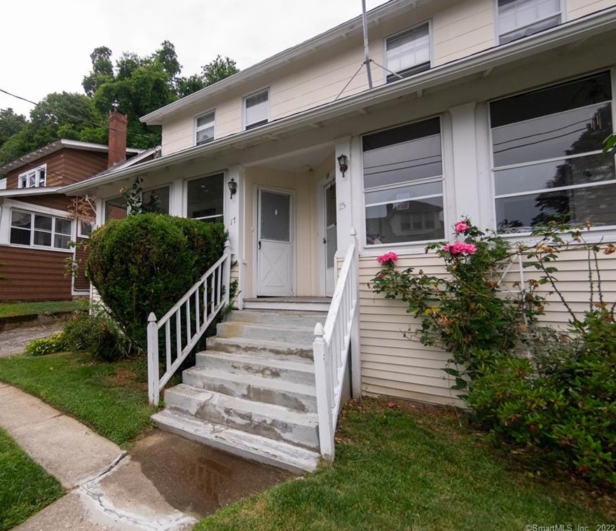 17 Monroe St, Huntington, CT 06484
