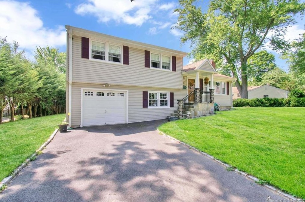 45 Karen St, Fairfield, CT 06824-4033