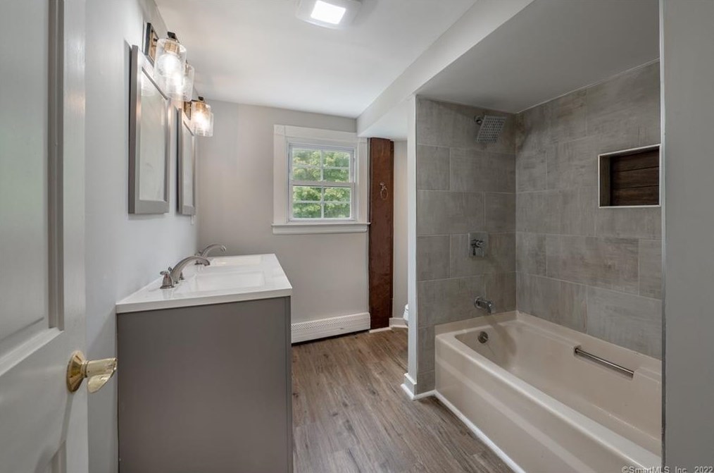 17 Pleasant St, Cromwell CT  06416-2323 exterior