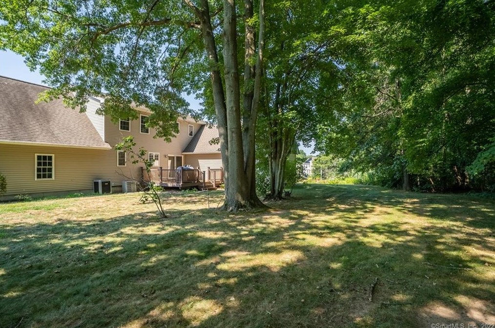 8 Dara Ln, Suffield CT 06078-2370 exterior