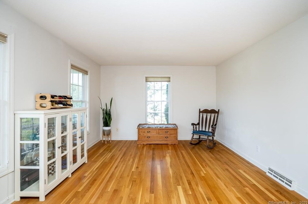 8 Dara Ln, Suffield CT 06078-2370 exterior