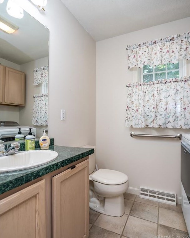 8 Dara Ln, Suffield CT 06078-2370 exterior