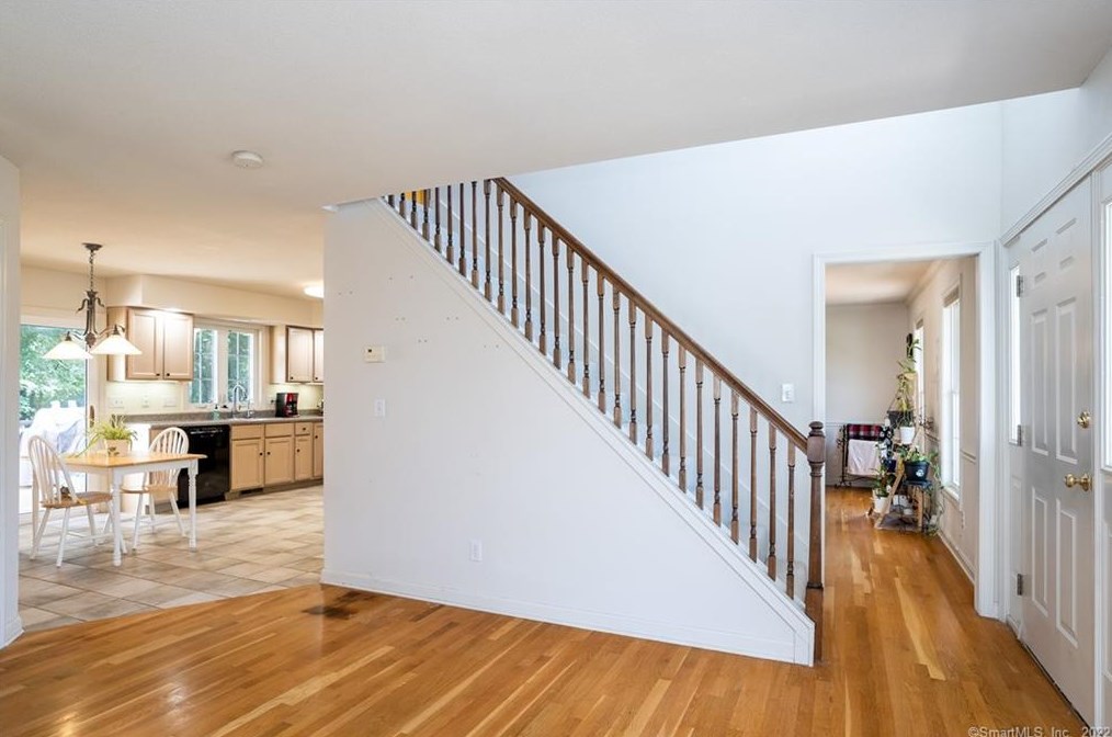 8 Dara Ln, Suffield CT 06078-2370 exterior