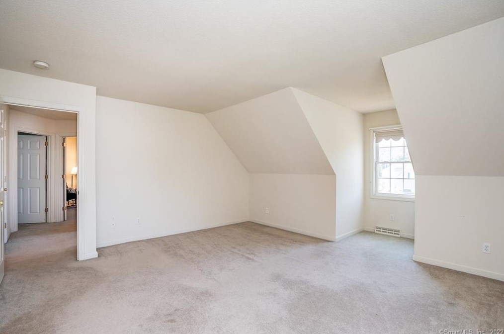 8 Dara Ln, Suffield CT 06078-2370 exterior