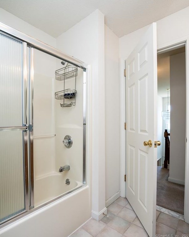 8 Dara Ln, Suffield CT 06078-2370 exterior