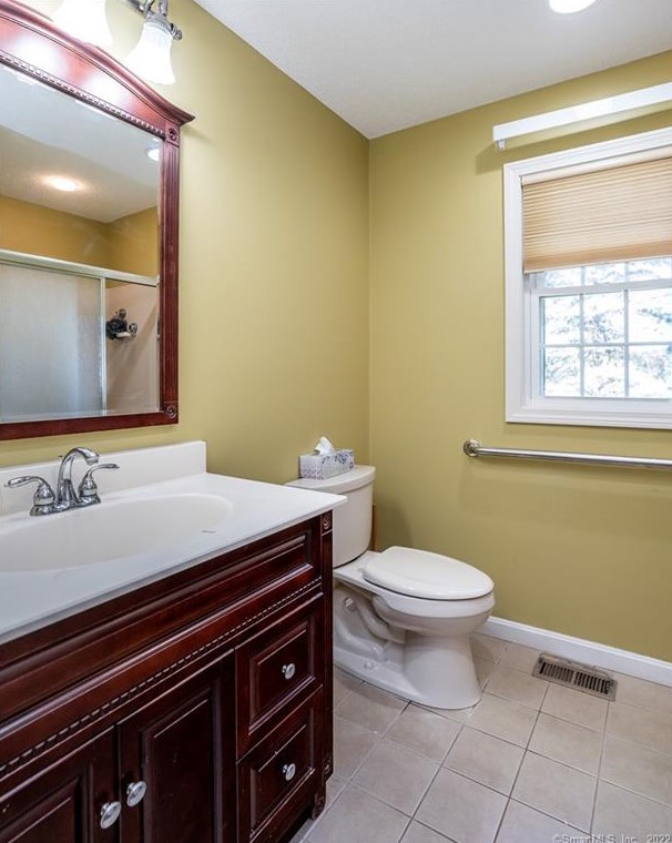 8 Dara Ln, Suffield CT 06078-2370 exterior