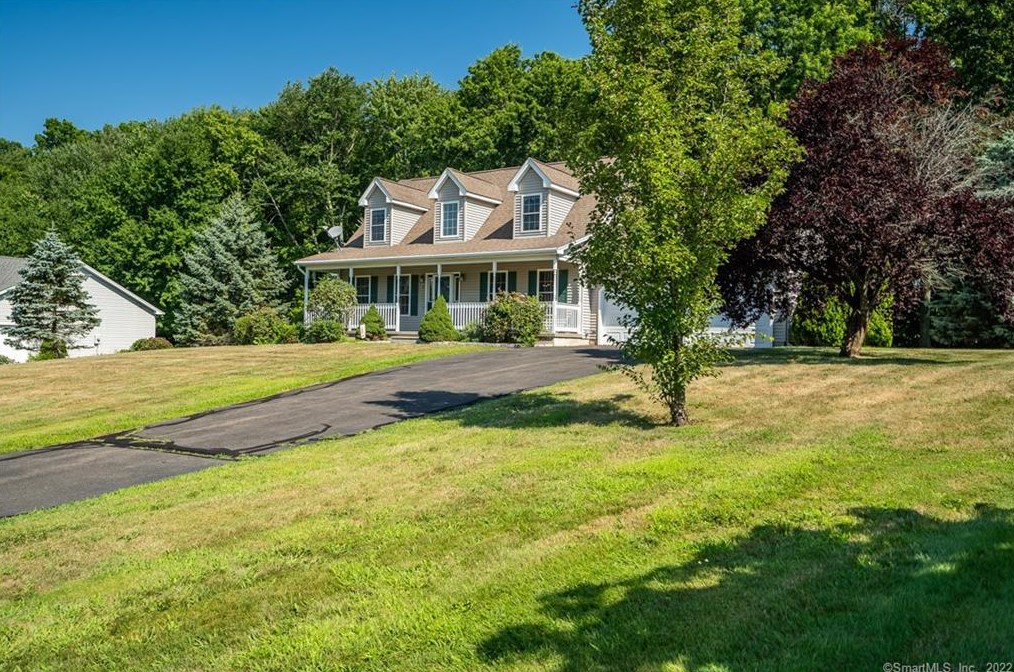 8 Dara Ln, Suffield CT 06078-2370 exterior