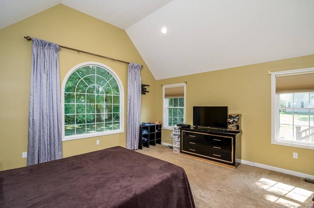 8 Dara Ln, Suffield CT 06078-2370 exterior