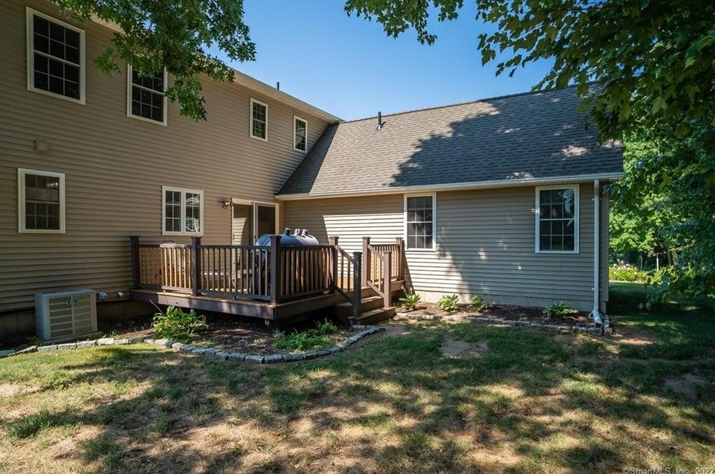 8 Dara Ln, Suffield CT 06078-2370 exterior