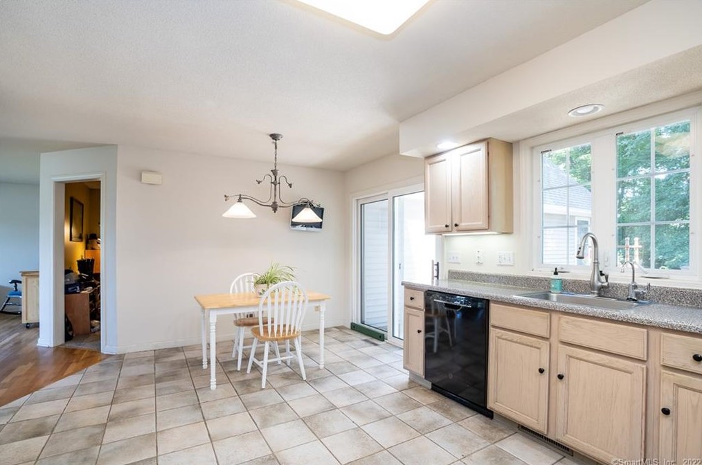 8 Dara Ln, Suffield CT 06078-2370 exterior