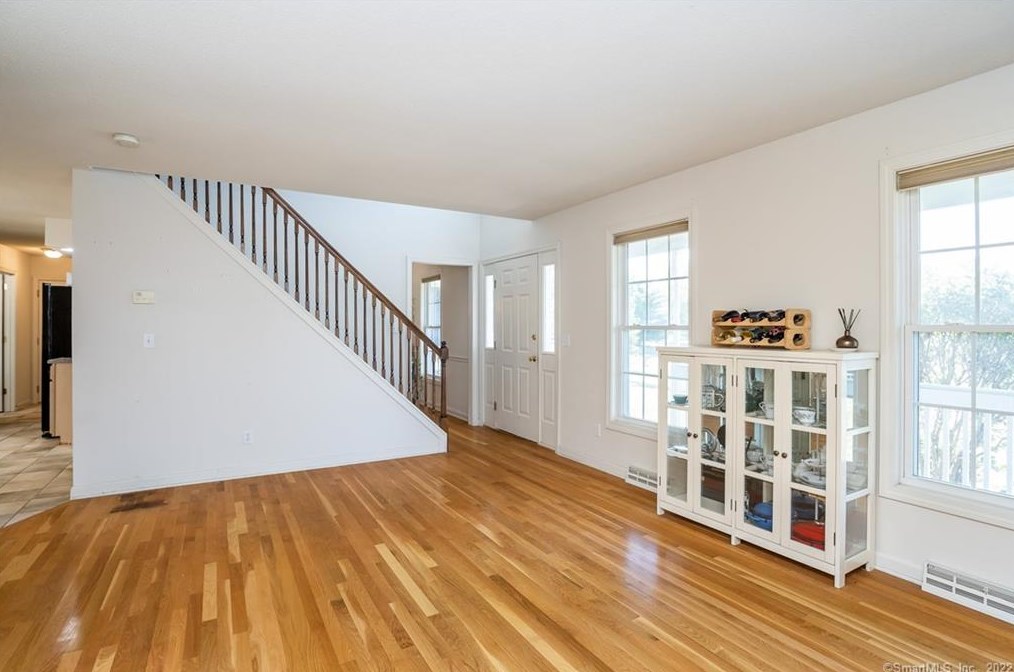 8 Dara Ln, Suffield CT 06078-2370 exterior