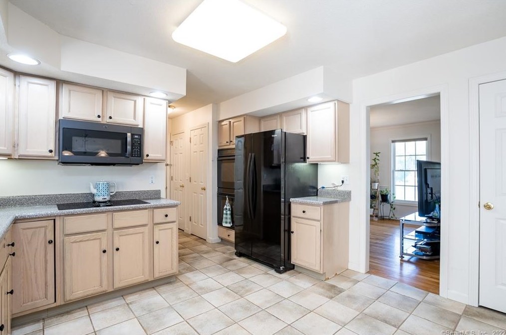 8 Dara Ln, Suffield CT 06078-2370 exterior