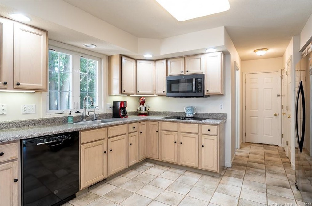 8 Dara Ln, Suffield CT 06078-2370 exterior