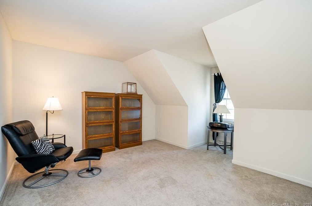 8 Dara Ln, Suffield CT 06078-2370 exterior