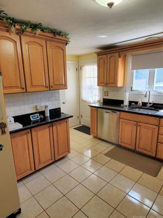 39 Greystone Rd, Hartford CT  06107-3728 exterior