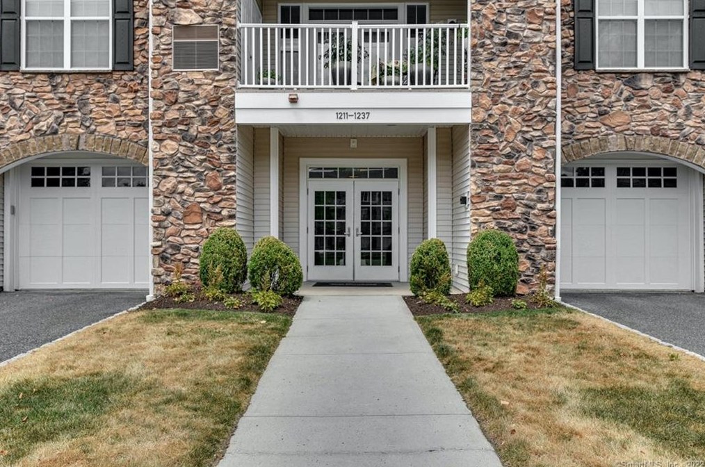 1223 Brookside Ct, Newtown, CT