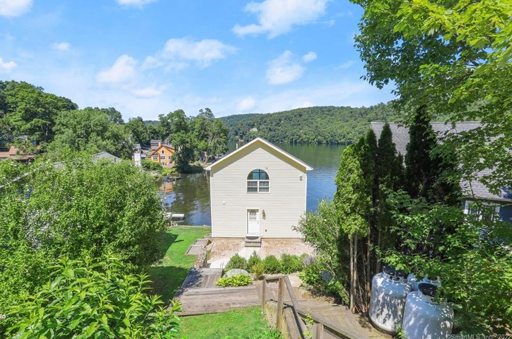 27 Bankside Trl, Sandy Hook, CT 06482