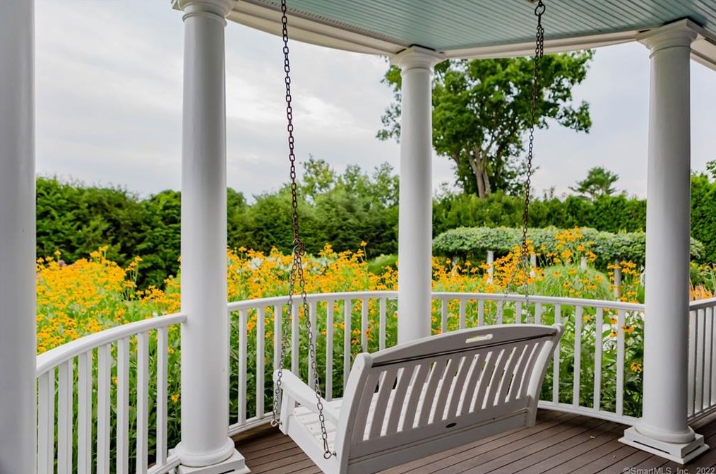 15 Bluewater Hl, Westport CT 06880-6505 exterior