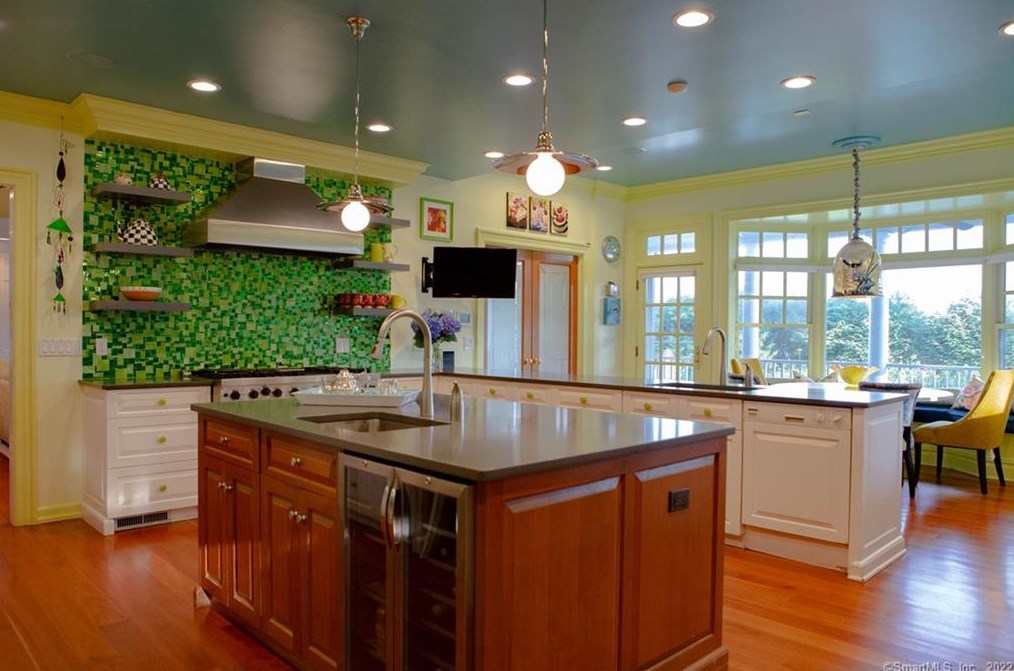 15 Bluewater Hl, Westport CT 06880-6505 exterior