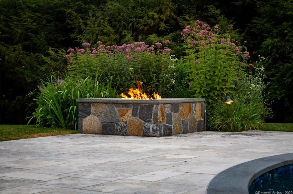 15 Bluewater Hl, Westport CT 06880-6505 exterior