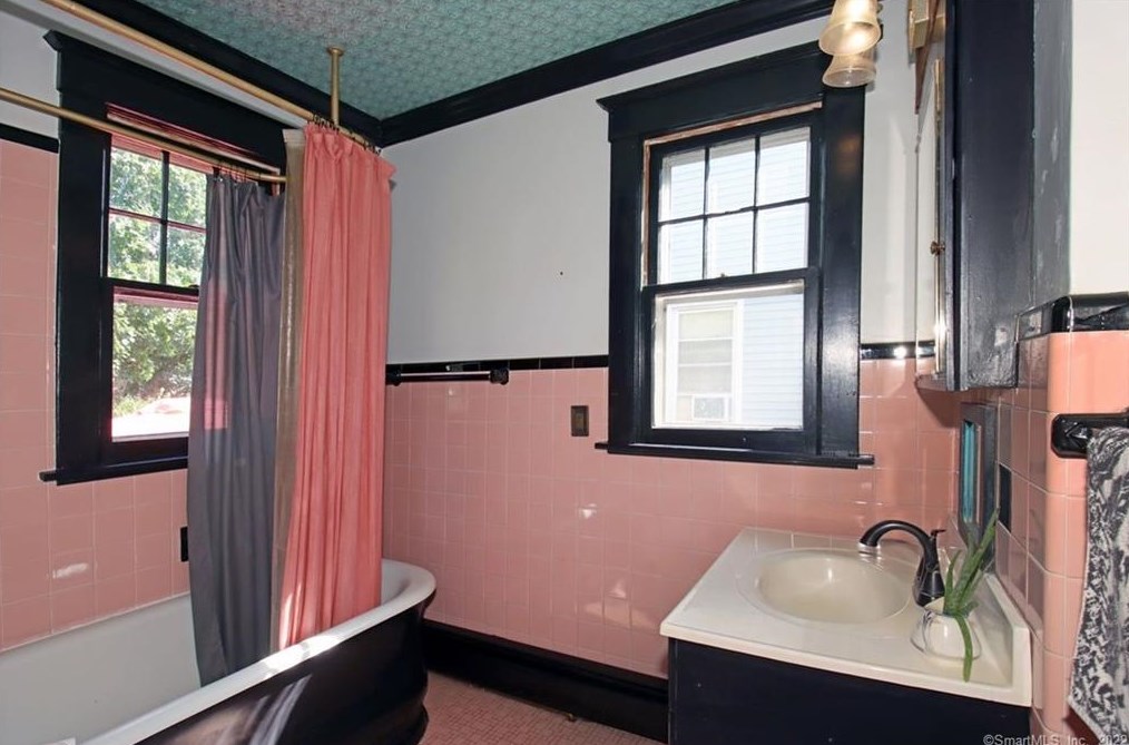 101 Putnam Ave, New Haven CT 06517-2736 exterior