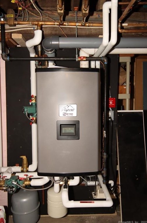 101 Putnam Ave, New Haven CT 06517-2736 exterior