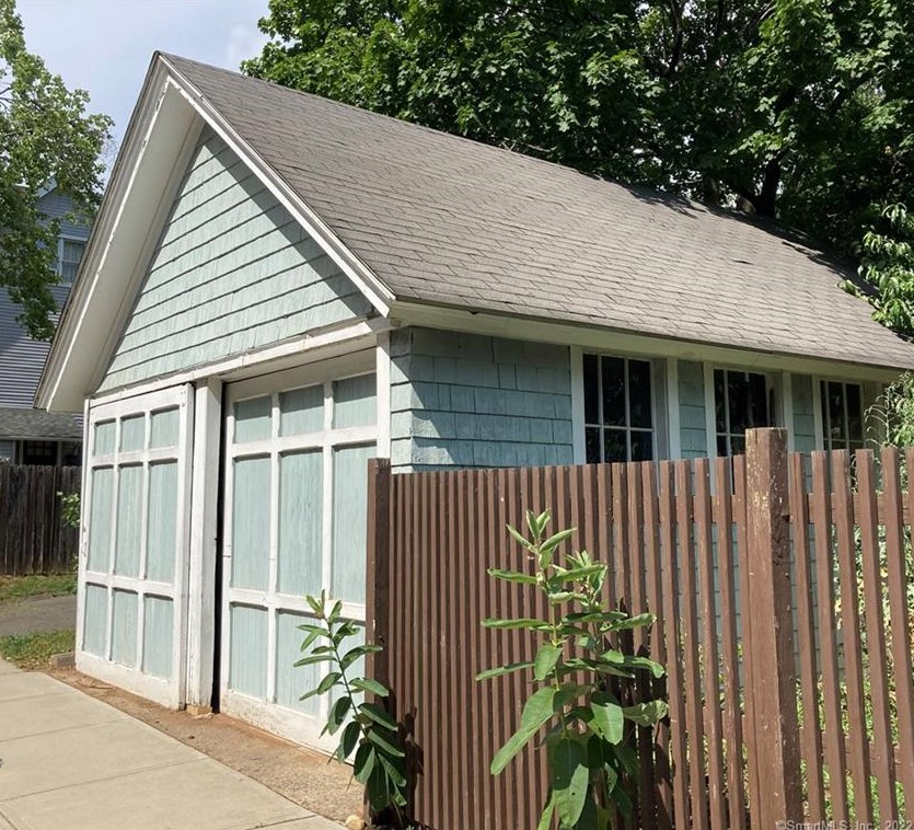 101 Putnam Ave, New Haven CT 06517-2736 exterior