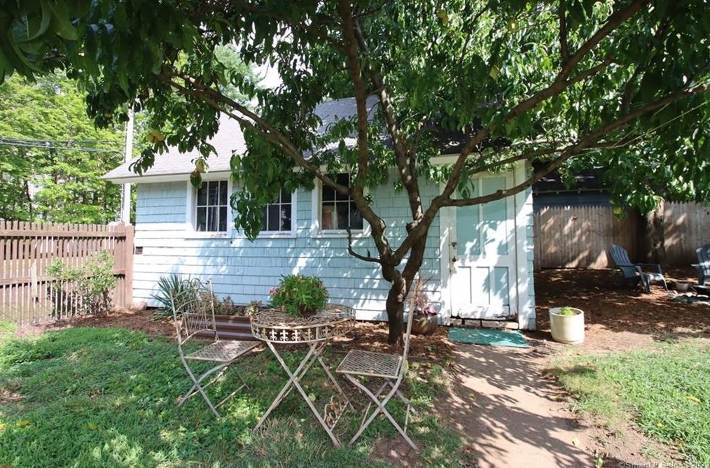 101 Putnam Ave, New Haven CT 06517-2736 exterior