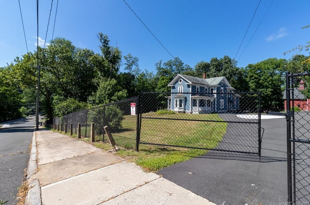 7 Orchard St, Vernon CT  06066-3001 exterior