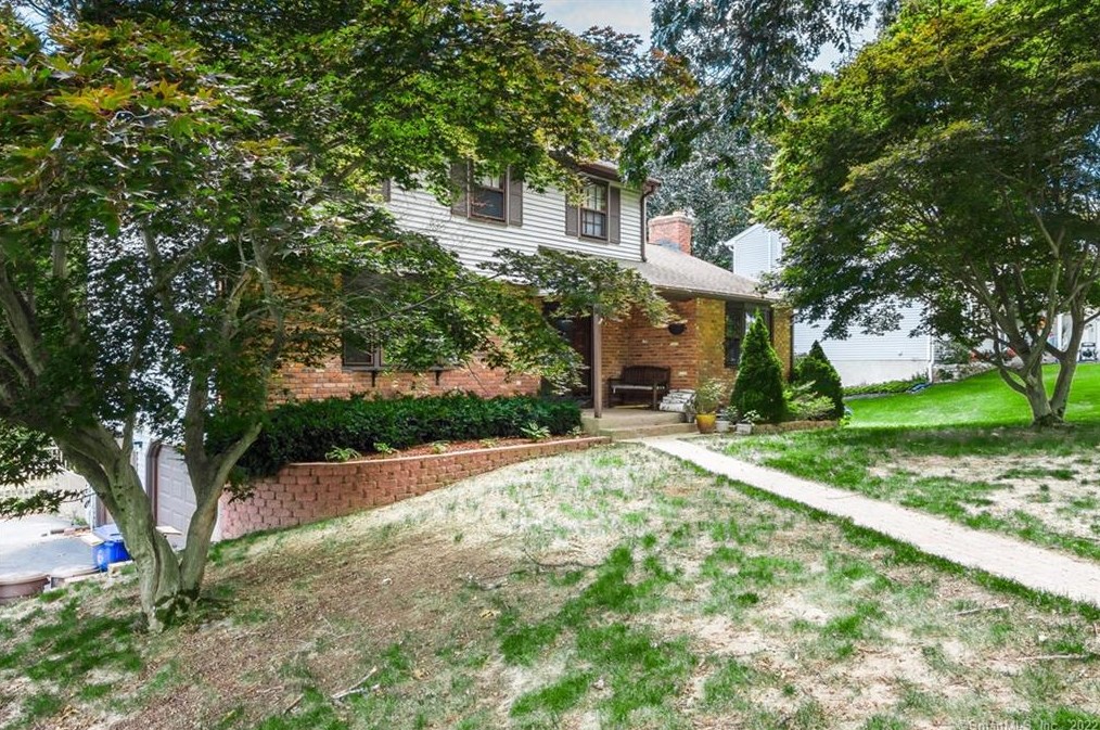 179 Woodmont Dr, Hartford, CT 06118