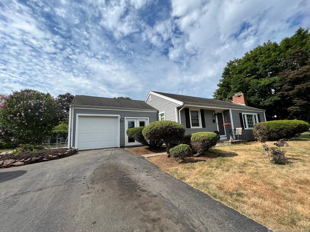 5 Ridgewood Rd, Meriden, CT 06450-4442