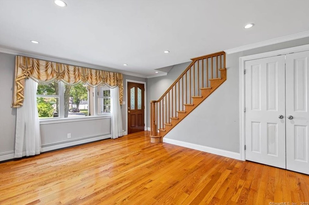 83 Beacon View Dr, Fairfield CT  06825-3704 exterior