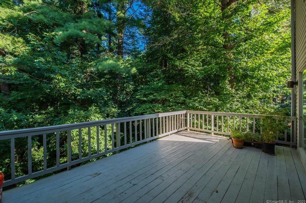 2 Acorn Gln, Avon CT  06001-3915 exterior