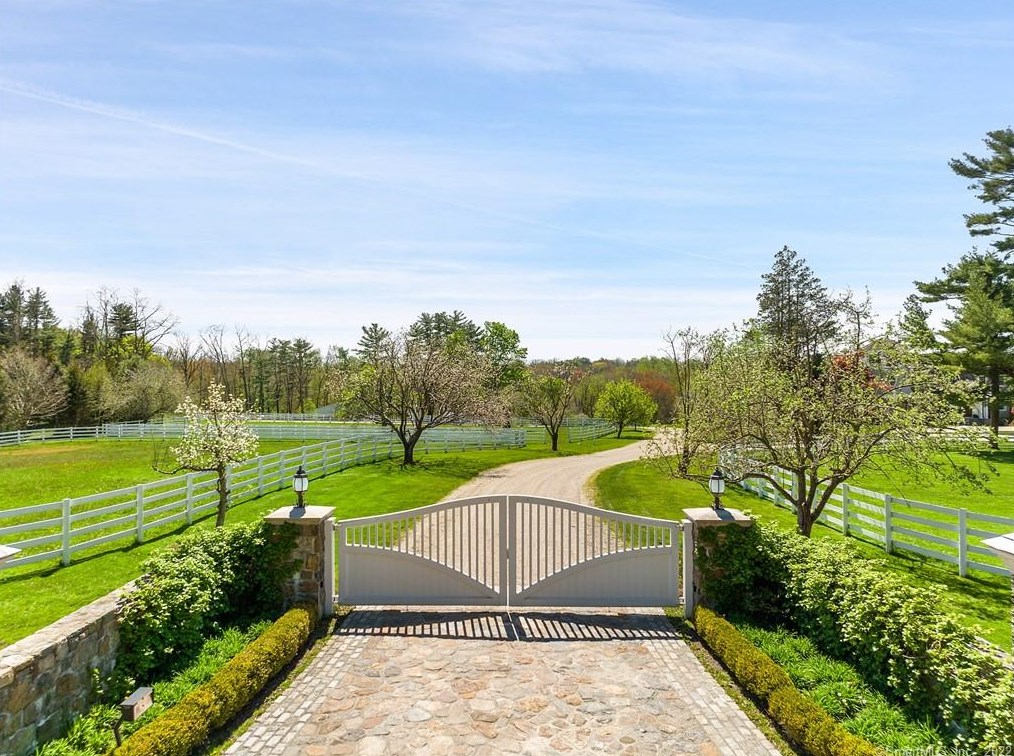 429 Taconic Rd, Greenwich CT  06831-2829 exterior