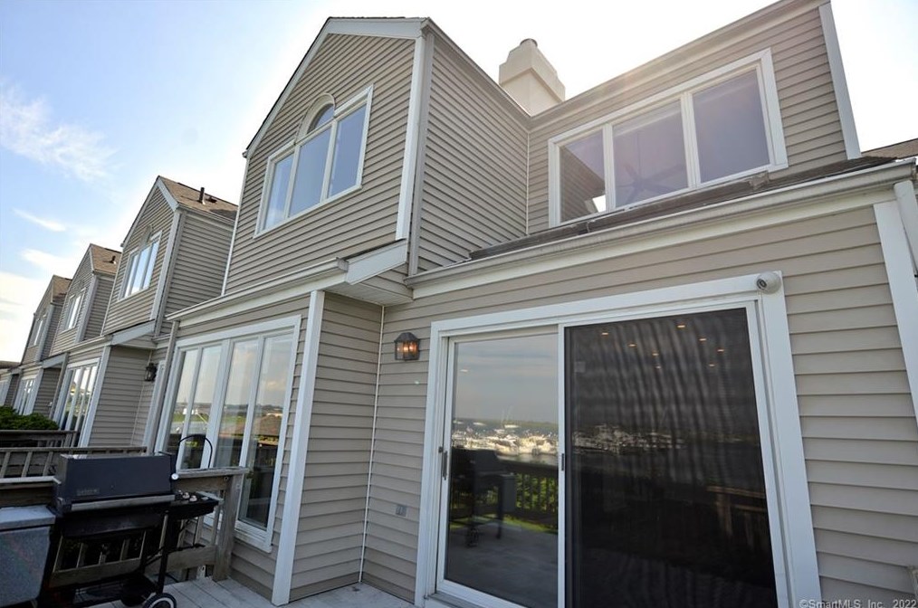 32 Harbour View Pl, Stratford CT  06615-7070 exterior