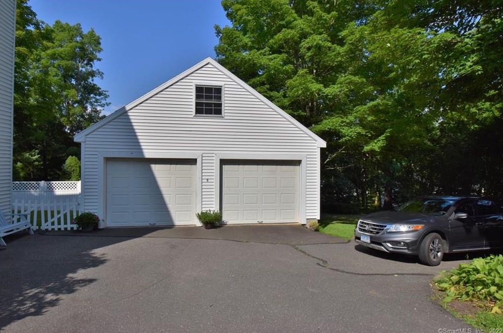 16 Litchfield Rd, Watertown, CT 06795-1911