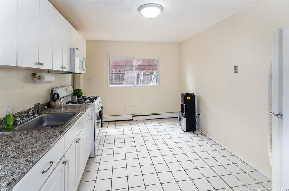 105 Flower Dr, New Haven CT 06518-2414 exterior