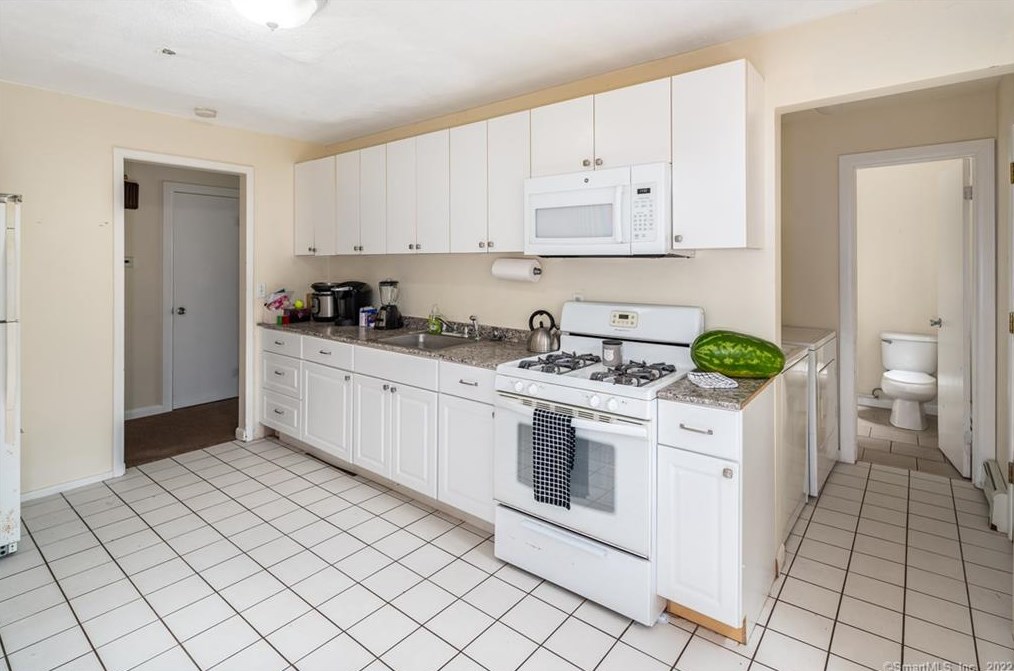 105 Flower Dr, New Haven CT 06518-2414 exterior