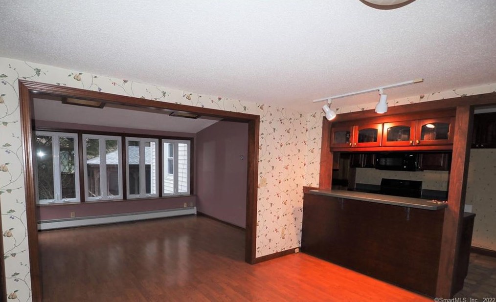 61 Thrall Rd, Vernon, CT 06066-3927