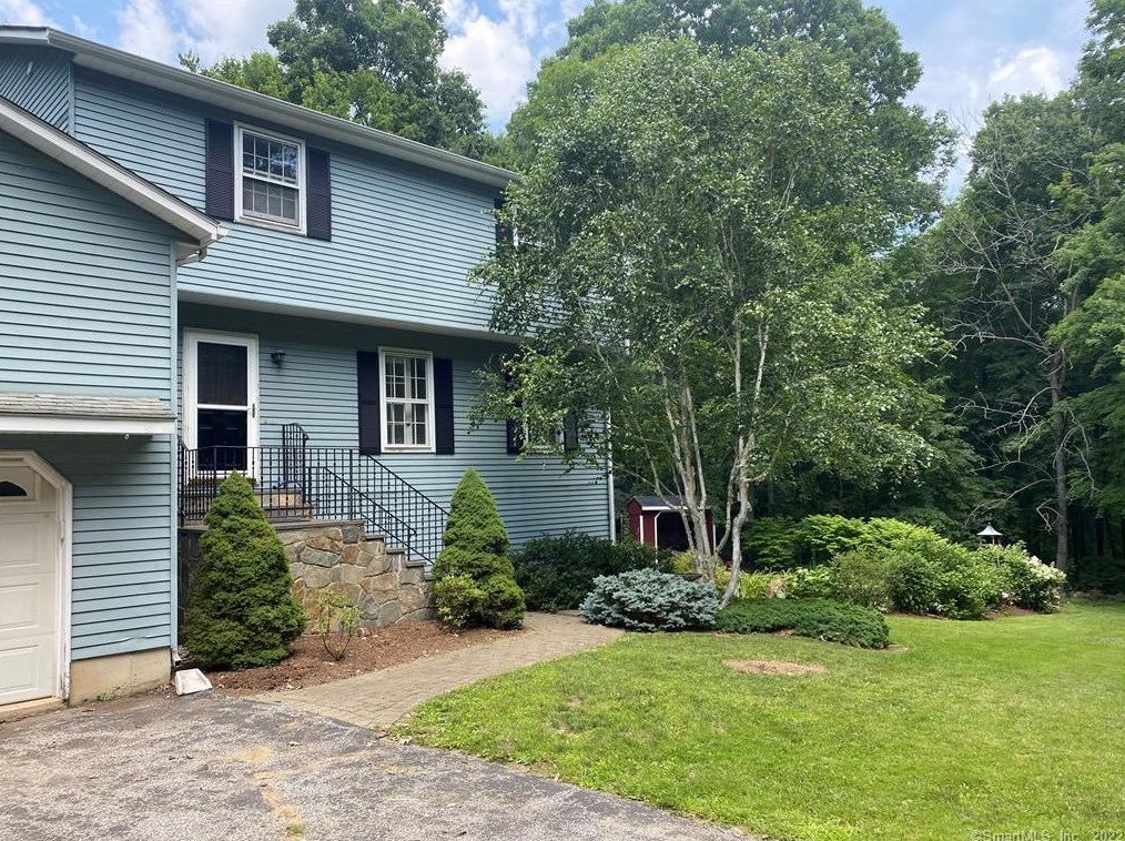 26 Carriage House Dr, Danbury, CT 06810