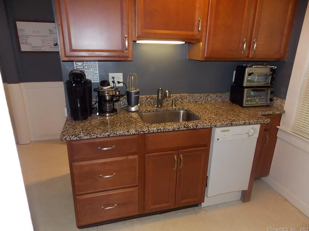 3 Stebbins Brook Ln, Simsbury CT  06070-2452 exterior