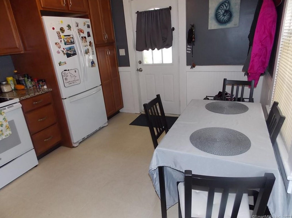 3 Stebbins Brook Ln, Simsbury CT  06070-2452 exterior
