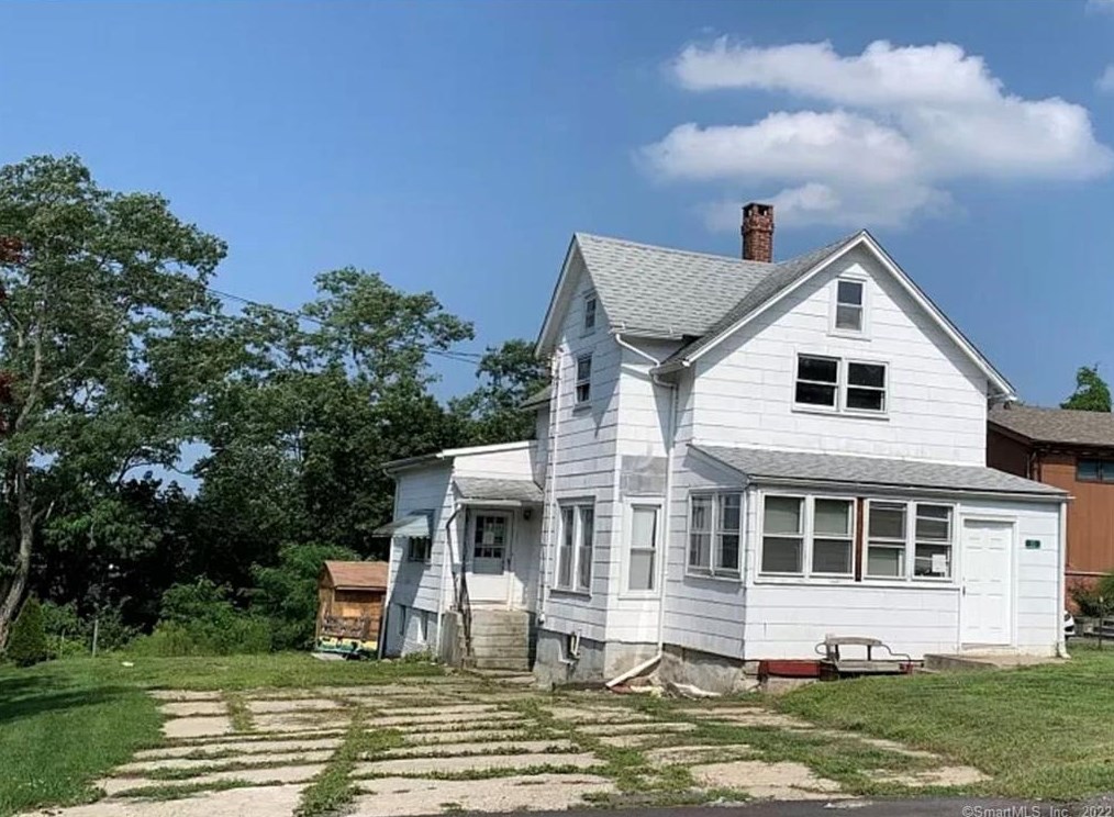 35 Coram Rd, Huntington CT  06484-4075 exterior